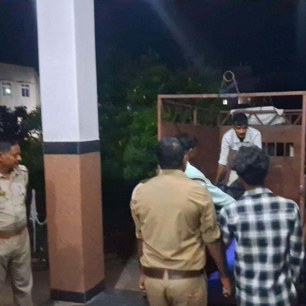 अमेठी में विवाहिता फंदे से लटकी मिली:पति के अस्पताल से लौटने पर अंदर से बंद था कमरा; पुलिस ने दरवाजा तोड़ा