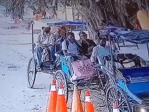 श्रद्धा दुबे का नया CCTV वीडियो सामने आया:नेपाल बॉर्डर पर 2 रिक्शों में 4 लोग बैठे हुए नजर आए