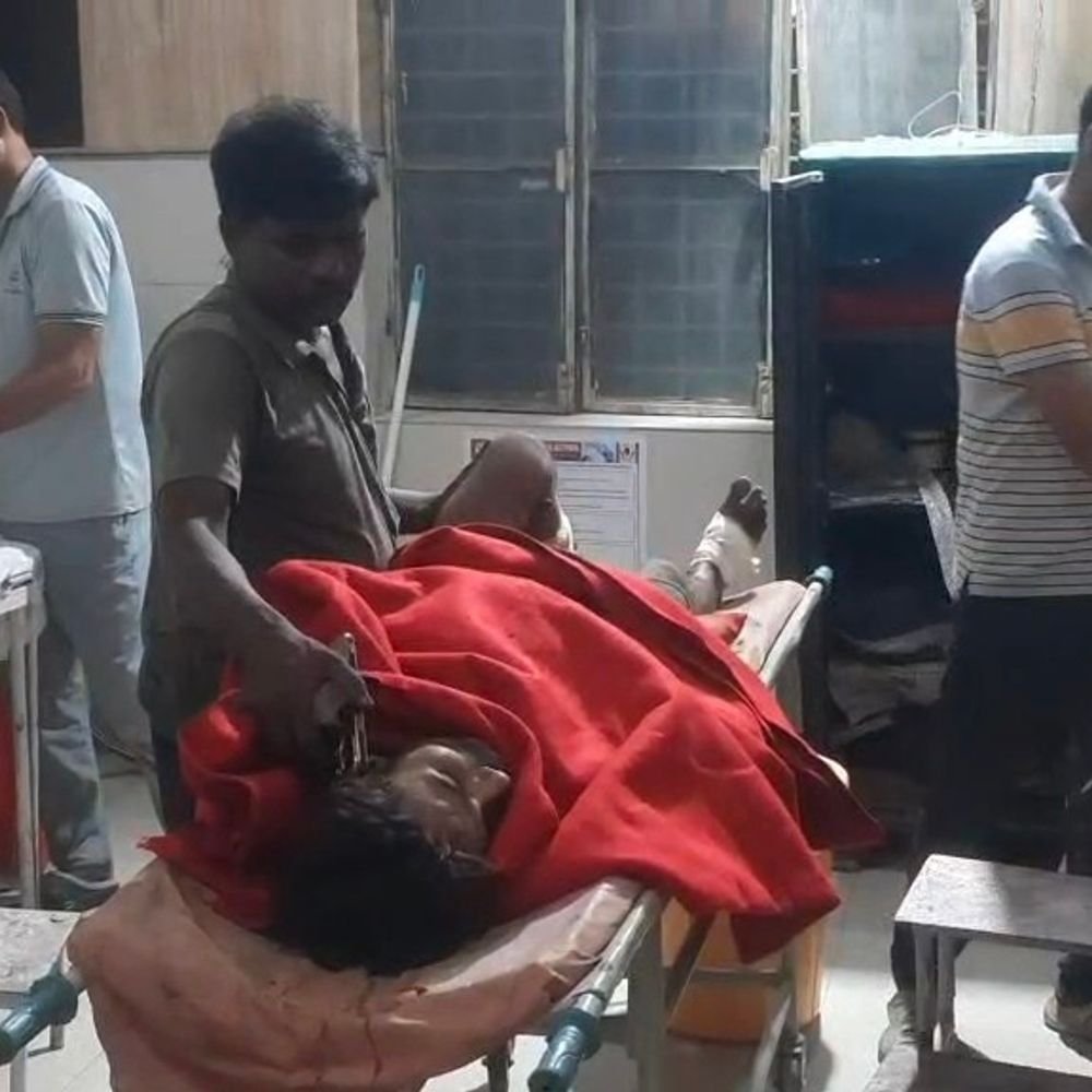 रायबरेली में ट्रक-ट्रैक्टर की भिड़ंत में 3 लोग घायल:गजियापुर में एक की हालत गंभीर, हाईवे पर डेढ़ घंटे लगा जाम; चुरुवा पश्चिम बाईपास पर बड़ा हादसा