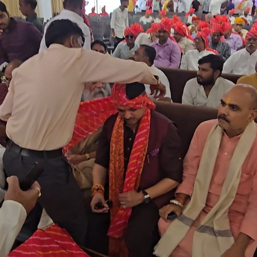लखनऊ में क्षत्रिय समाज ने किया शस्त्र पूजन:विधायक राजेश्वर सिंह हुए शामिल, बोले- देश के संचालन के लिए शास्त्र और शस्त्र दोनों की जरूरत