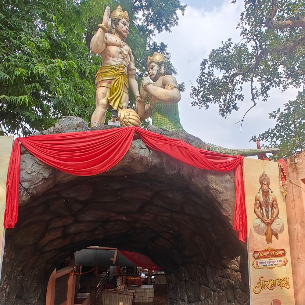 लखनऊ में बड़े हनुमान की प्रतिमा डूबी:चौक में श्रद्धालु बाहर से कर रहे दर्शन, सुरक्षा के लिए बैरिकेडिंग लगीं
