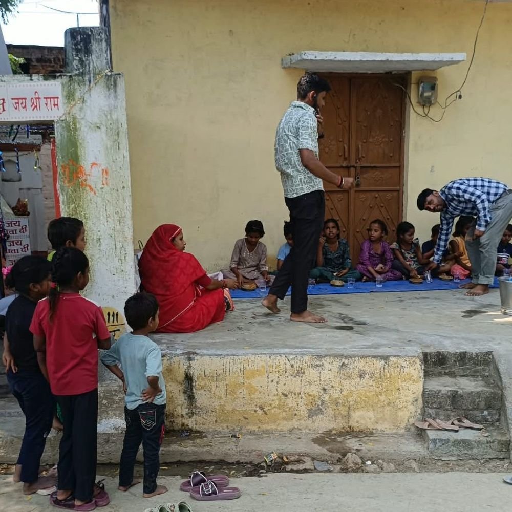 कन्या भोज का आयोजन:रसूलपुर में देवी जी मंदिर पर जलेबी वितरण, पूजन कर आशीर्वाद लिया