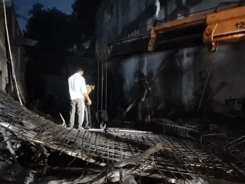 गाजियाबाद में निर्माणाधीन लिंटर गिरा, कई दबे:शहीदनगर में मची चीख पुकार, पुलिस क्रेन-जीसीबी से मलबा हटवा रही