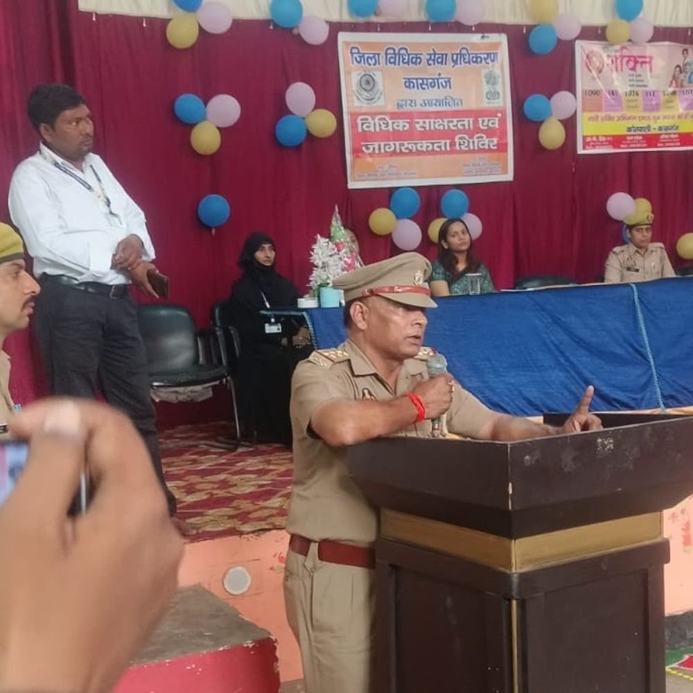 कासगंज में छात्राओं को मिशन शक्ति के बारे में बताया:कानूनी अधिकार बताए, न्यायिक मजिस्ट्रेट ने दिए टिप्स