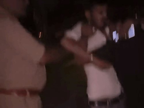 गोंडा में दरोगा के सामने दो गुटों में मारपीट:नवाबगंज के कोल्ड स्टोर चौराहे की घटना, पुरानी रंजिश में हुआ विवाद