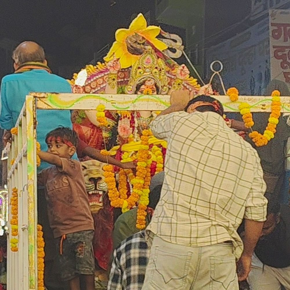 अमेठी में दुर्गा प्रतिमाओं का विसर्जन शुरू:नम आंखों से मां दुर्गा को विदाई, थौरी आमघाट और रामघाट पर 500 से ज्यादा प्रतिमाएं विसर्जित
