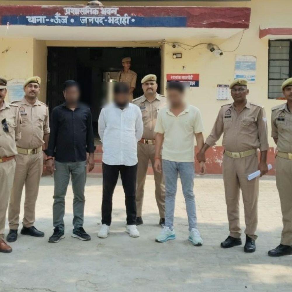 भदोही में 14.596 किलो गांजे के साथ 3 तस्कर गिरफ्तार:बिहार से राजस्थान ले जाते समय पुलिस ने पकड़ा, 3 मोबाइल और नकदी भी मिली
