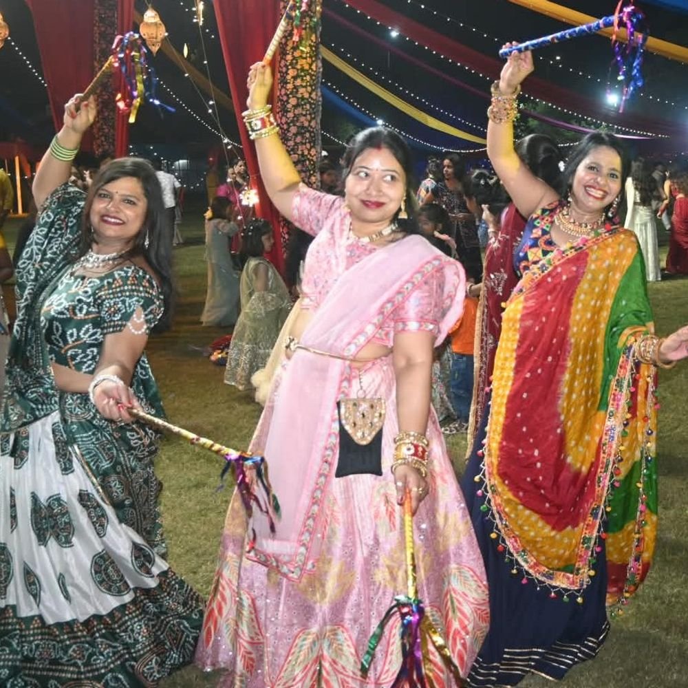 एमिटी स्कूल में डांडिया नाइट आयोजित:वृंदावन योजना में पारंपरिक संगीत धुनें, लकी ड्रॉ फूड स्टॉल आकर्षण रहे