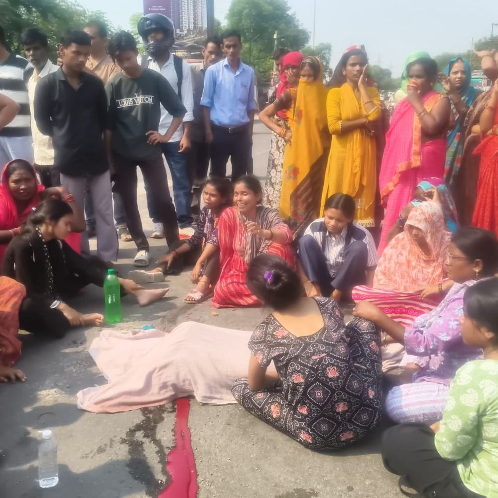कानपुर में तेल टैंकर ने महिला को रौंदा, मौत:ड्यूटी जाते समय हुआ हादसा, परिजनों और स्थानीय लोगों ने लगाया जाम, पुलिस बल तैनात