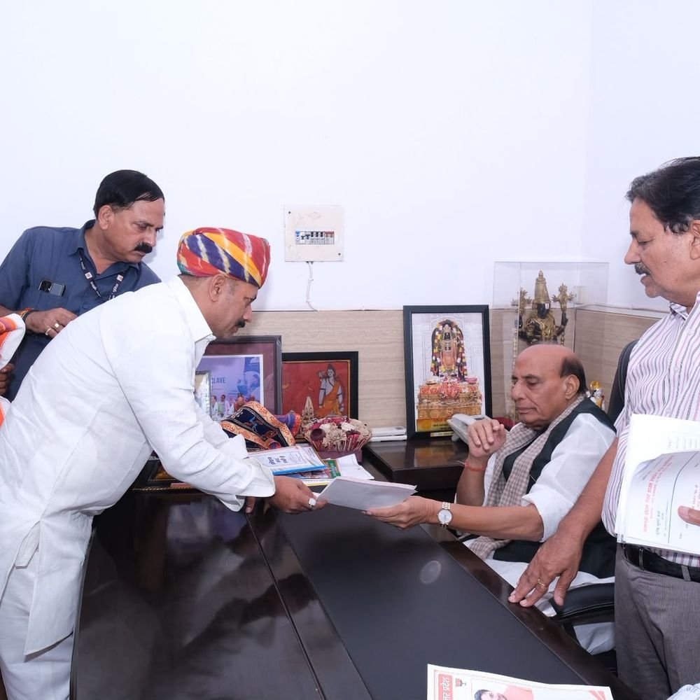 गोरखपुर में 25 एकड़ भूमि पर सैनिक स्कूल की मांग:टेकुवा दर्जी में सैनिक स्कूल, केंद्रीय विद्यालय या स्टेडियम की मांग सौंपा पत्र