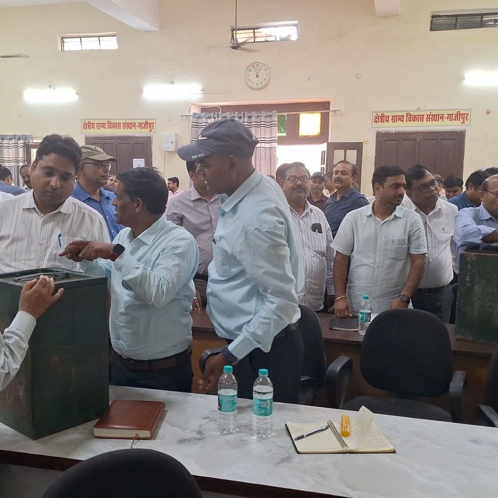 एमएलसी चुनाव ट्रेनिंग से 15 कार्मिक गायब:गाजीपुर डीएम ने वेतन रोकने और विभागीय कार्रवाई के दिए निर्देश