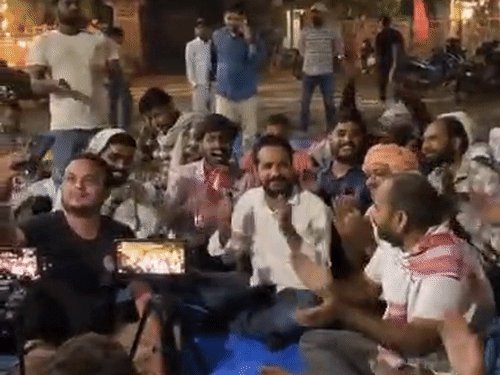 शिक्षा निदेशालय पर छात्रों का धरना:मांगो को लेकर रातभर गेट पर डटे रहे, एक अवसर देने की मांग जारी