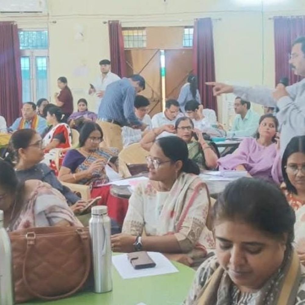 मथुरा के स्कूलों में बनेंगे मतदाता साक्षरता क्लब:छात्रों को लोकतंत्र और मतदान के महत्व के बारे में बताया जाएगा