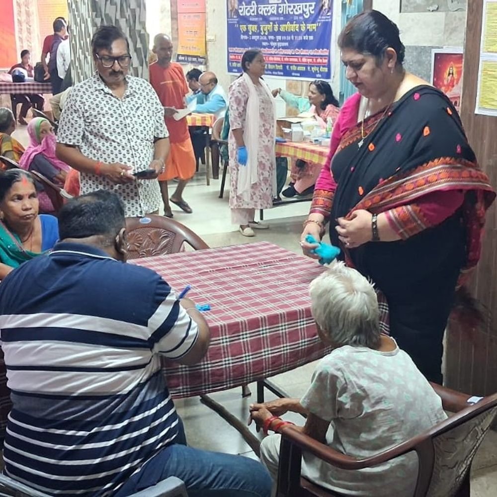 'एक सुबह, बुजुर्गों के आशीर्वाद के नाम' कार्यक्रम:रोटरी क्लब ने गोकुल वृद्धाश्रम में लगाया स्वास्थ्य शिविर