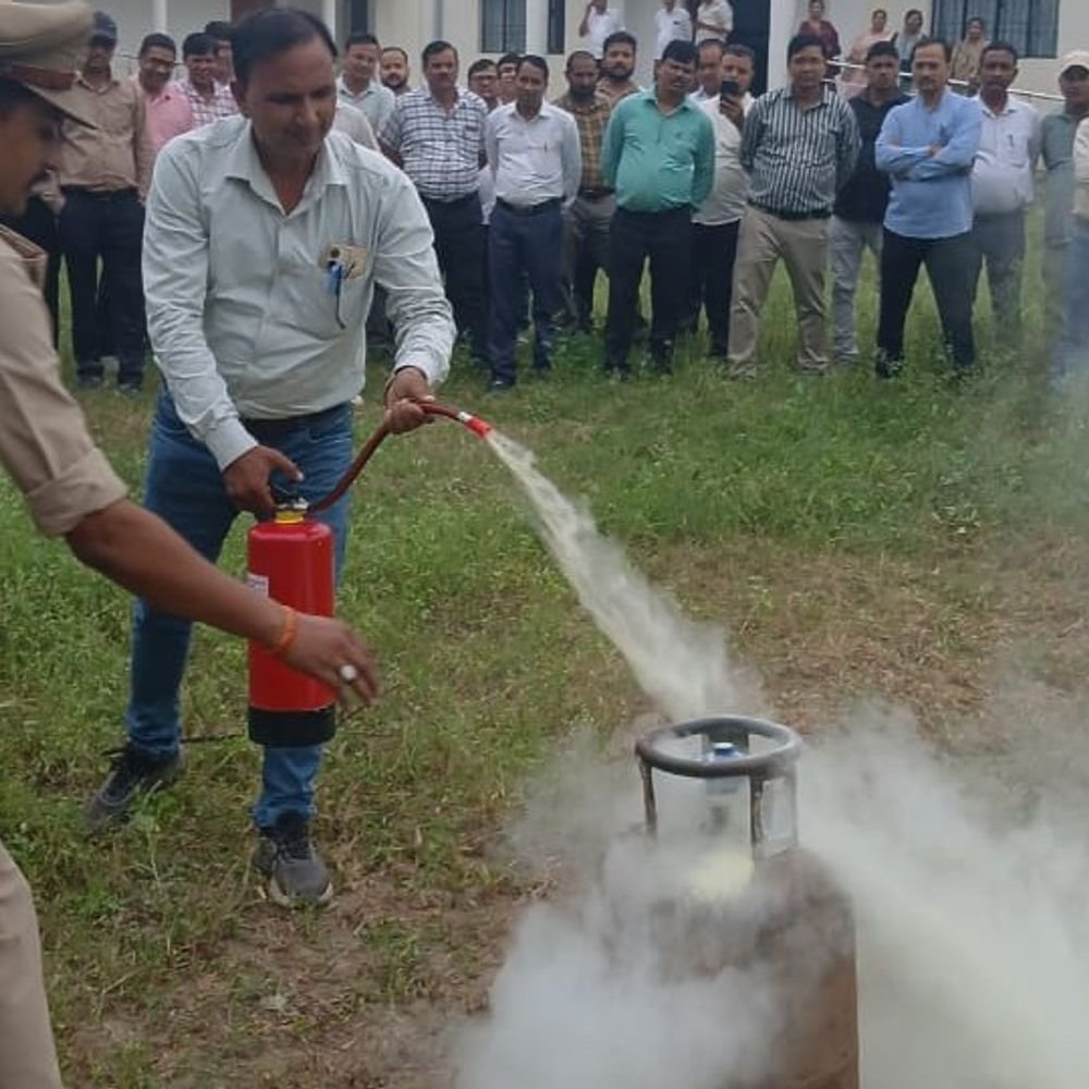 अग्निसुरक्षा पर शिक्षकों को प्रशिक्षण:उपकरणों के सही उपयोग और सुरक्षा उपायों के बारे में जानकारी दी