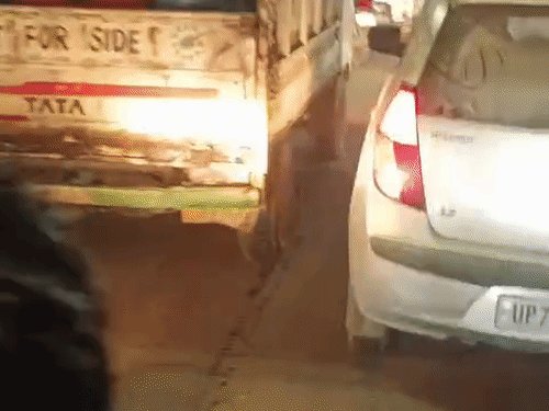 प्रयागराज में आधी रात कारसवार युवकों ने मचाया तांडव:पहले बाइक-ई-रिक्शा, फिर ठेले में मारी टक्कर, 20 मिनट मची अफरा-तफरी