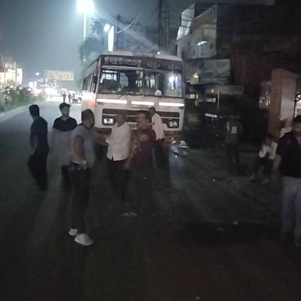 बागपत में बस-टेंपो की साइड लगने पर विवाद:बस का बंपर टूटा, विरोध करने पर टेंपो चालक मारपीट को उतारू हुआ; लोगों ने शांत कराया