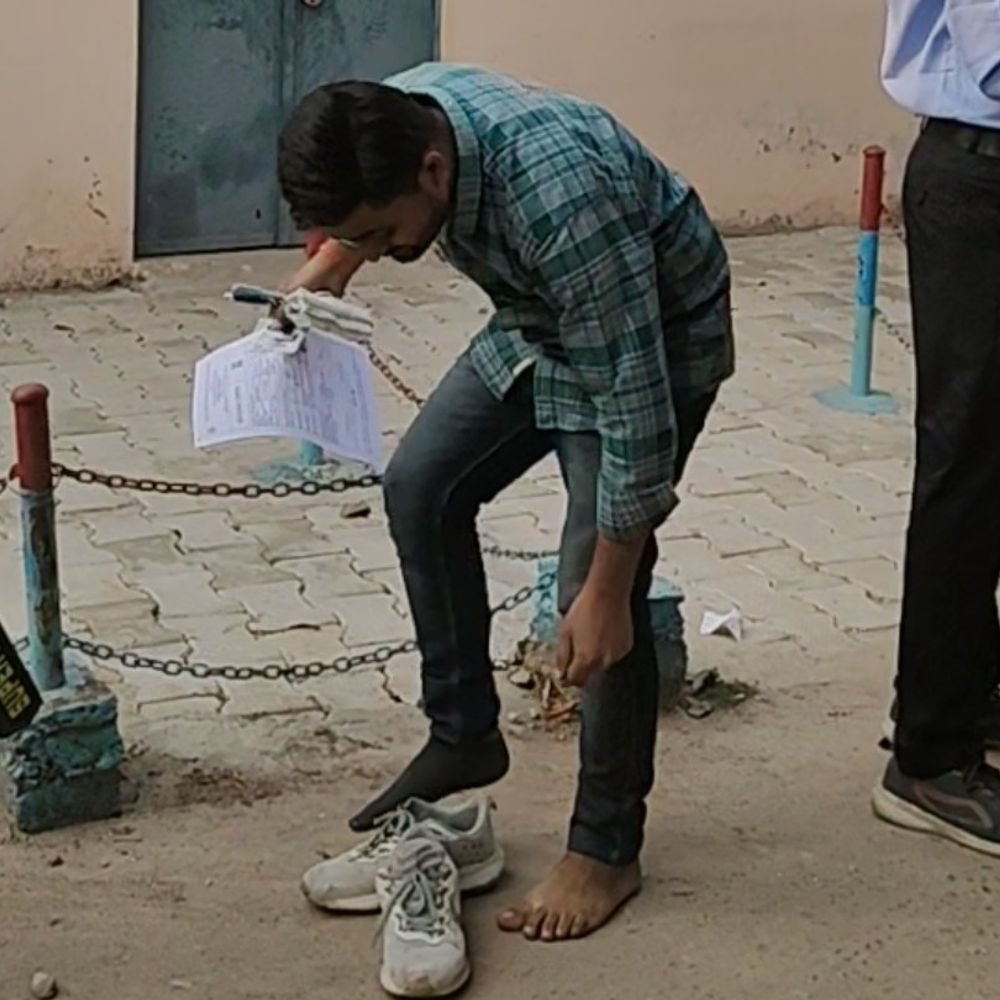 हाथरस में महिला अभ्यर्थियों के जूड़े खुलवाए, उतरवाए गए जूते:AI तकनीक से हुआ सत्यापन, PET के लिए चली स्पेशल ट्रेन