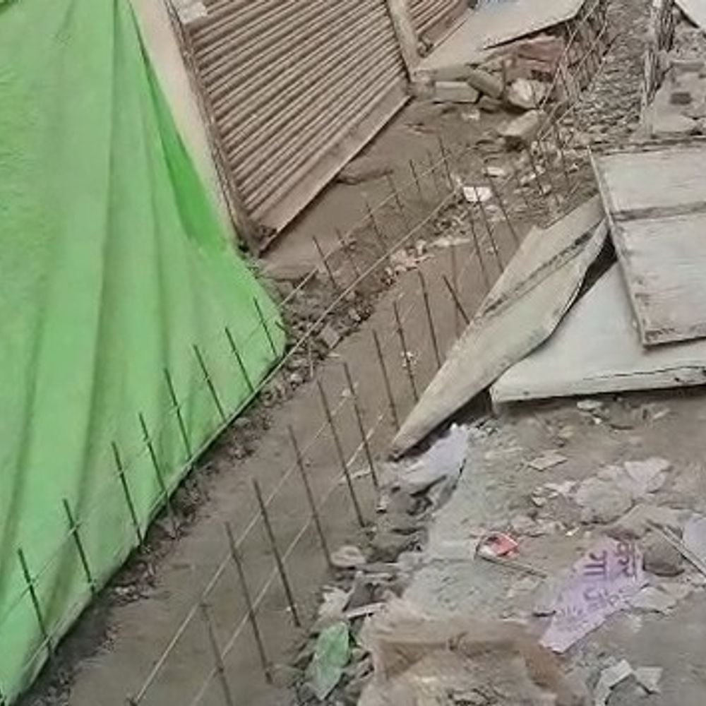 शुक्लागंज के पोनी रोड पर अतिक्रमण हटाए:जेसीबी से ढहाए गए निर्माण, व्यापारियों ने विरोध कर कारोबार चौपट होने की आशंका जताई