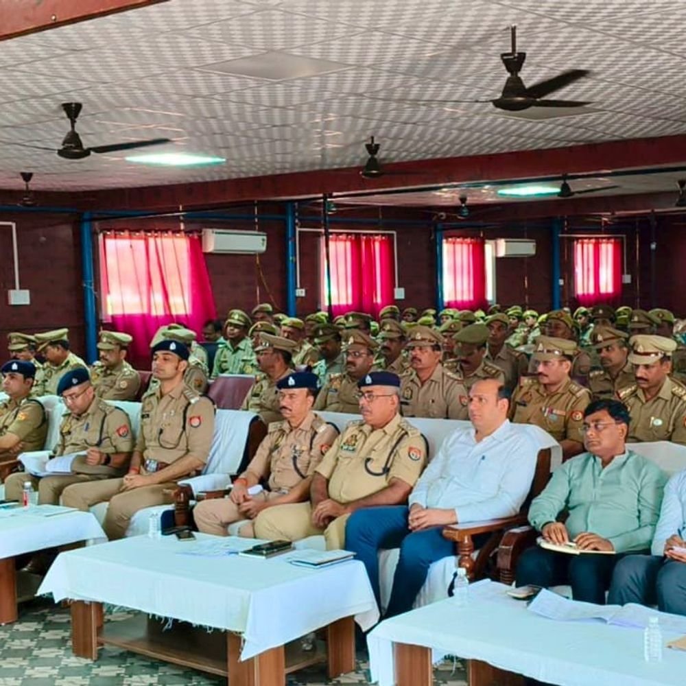 सोनभद्र में विधान परिषद चुनाव को लेकर प्रशासन अलर्ट:डीएम-एसपी ने अधिकारियों-कर्मचारियों को समय पर ड्यूटी पहुंचने की हिदायत दी