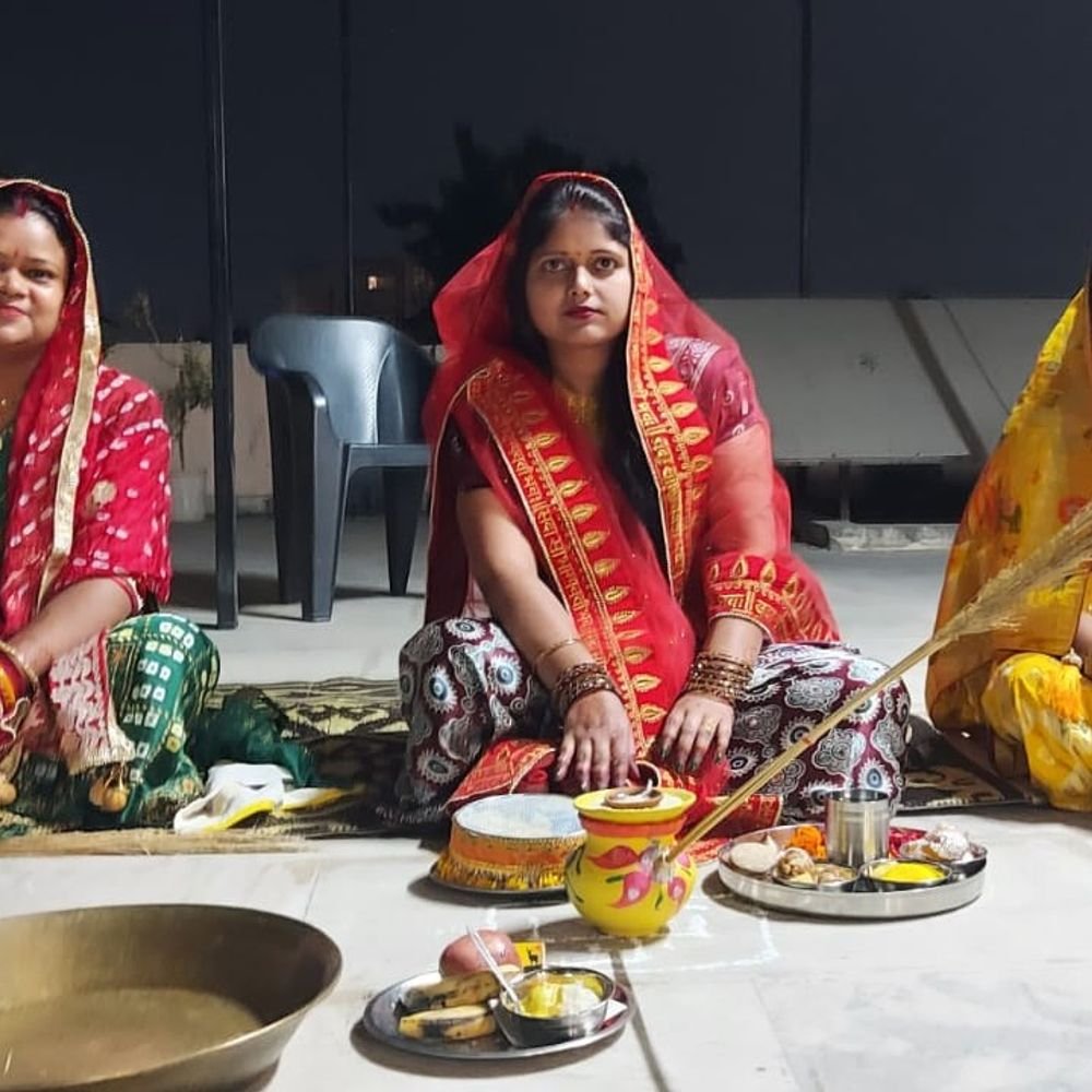लखनऊ में करवा चौथ का पर्व:महिलाओं ने विधिपूर्वक की पावन पूजा, चंद्र दर्शन संग खोला निर्जला व्रत