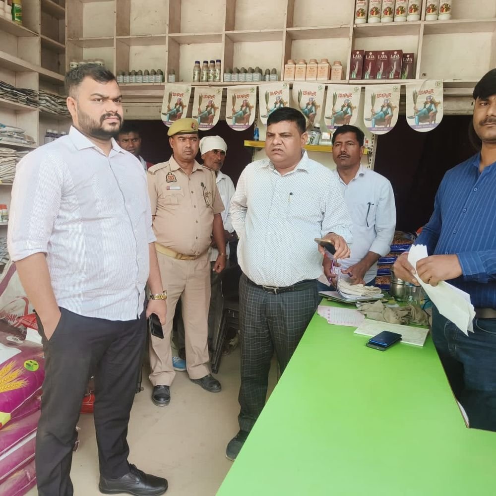 एटा में बीज विक्रय प्रतिष्ठानों पर एक साथ छापेमारी:अनियमितताओं पर नोटिस जारी कर गेहूं सहित कई बीजों के नमूने लिए गए
