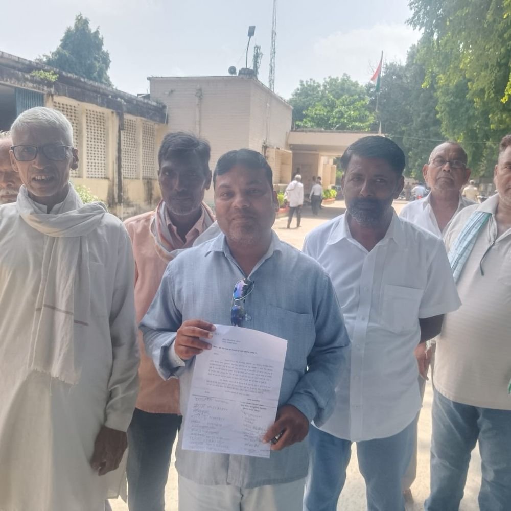 फतेहपुर में जलभराव से 300 बीघा धान की फसल डूबी:ग्रामीणों ने नाला सफाई के लिए डीएम को ज्ञापन सौंपा