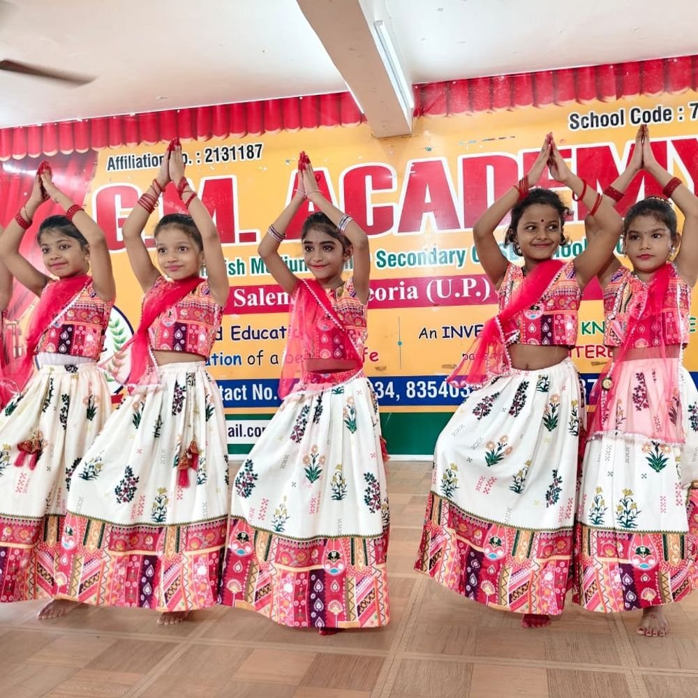 देवरिया के स्कूल में नवरात्रि उत्सव आयोजित:विद्यार्थियों ने गणेश-सरस्वती वंदना, काली तांडव, गरबा और भक्ति गीतों की प्रस्तुति दी