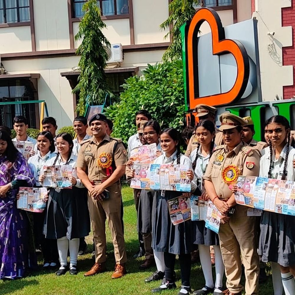 उन्नाव में छात्र-छात्राओं को साइबर सुरक्षा के प्रति जागरूक किया:ब्लैक फिल्म लगे वाहनों और ई-रिक्शा के काटे चालान