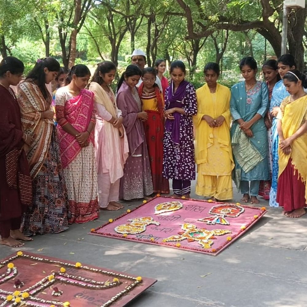 सांझी महोत्सव:गोबर और पोर्ट्रेट पर भी उकेरी ब्रज की कला, पानी पर तैरती सांझी ने मोहा मन