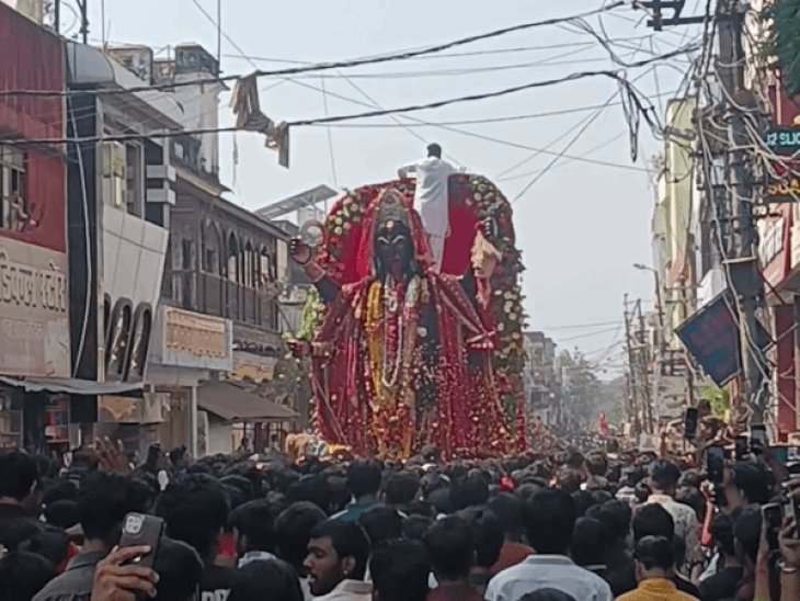 झांसी में सदर बाजार की 'काली' की विसर्जन यात्रा:अंतिम दर्शन को उमड़ी हजारों भक्तों की भीड़, जयकारों के साथ निकली शोभायात्रा