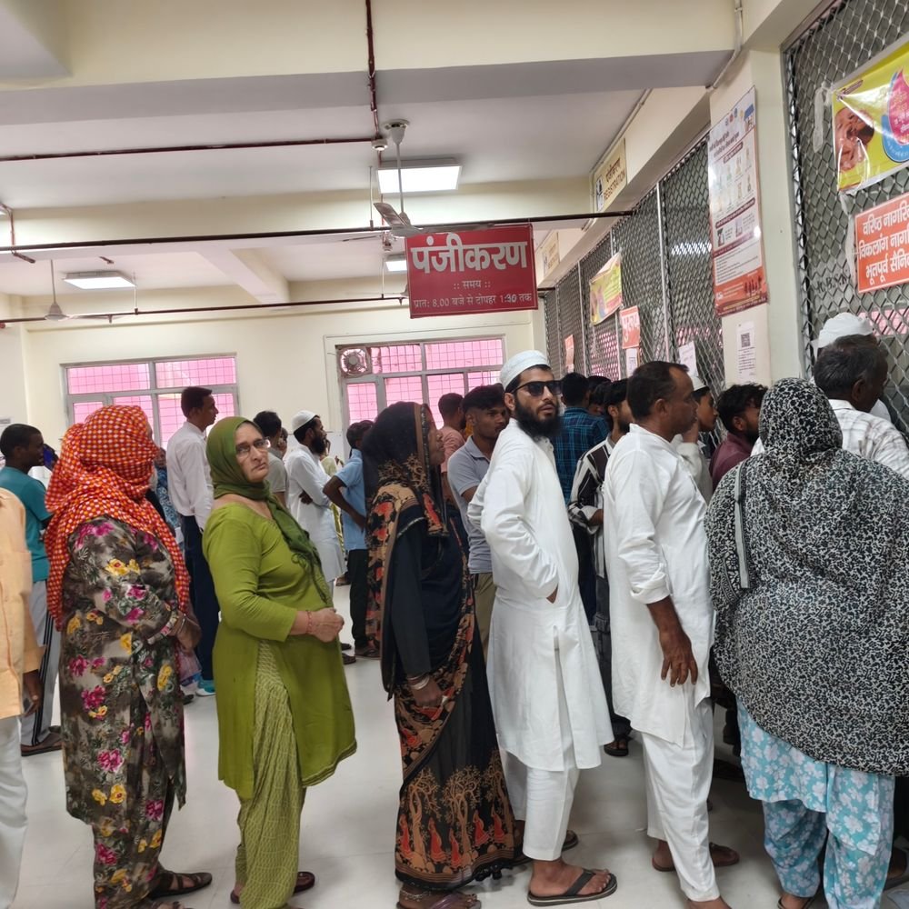 जिला अस्पताल का सर्वर डाउन, घंटो लाइन लगा रहे मरीज:ABHA ऐप से ऑनलाइन रजिस्ट्रेशन बेअसर, स्टाफ-मरीज परेशान