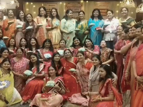 गोरखपुर में महिलाओं ने डांस और म्यूजिक से बांधा समा:एक साथ दिखी दिवाली - छठ की झलक, दीप सजाकर मनाई खुशियां