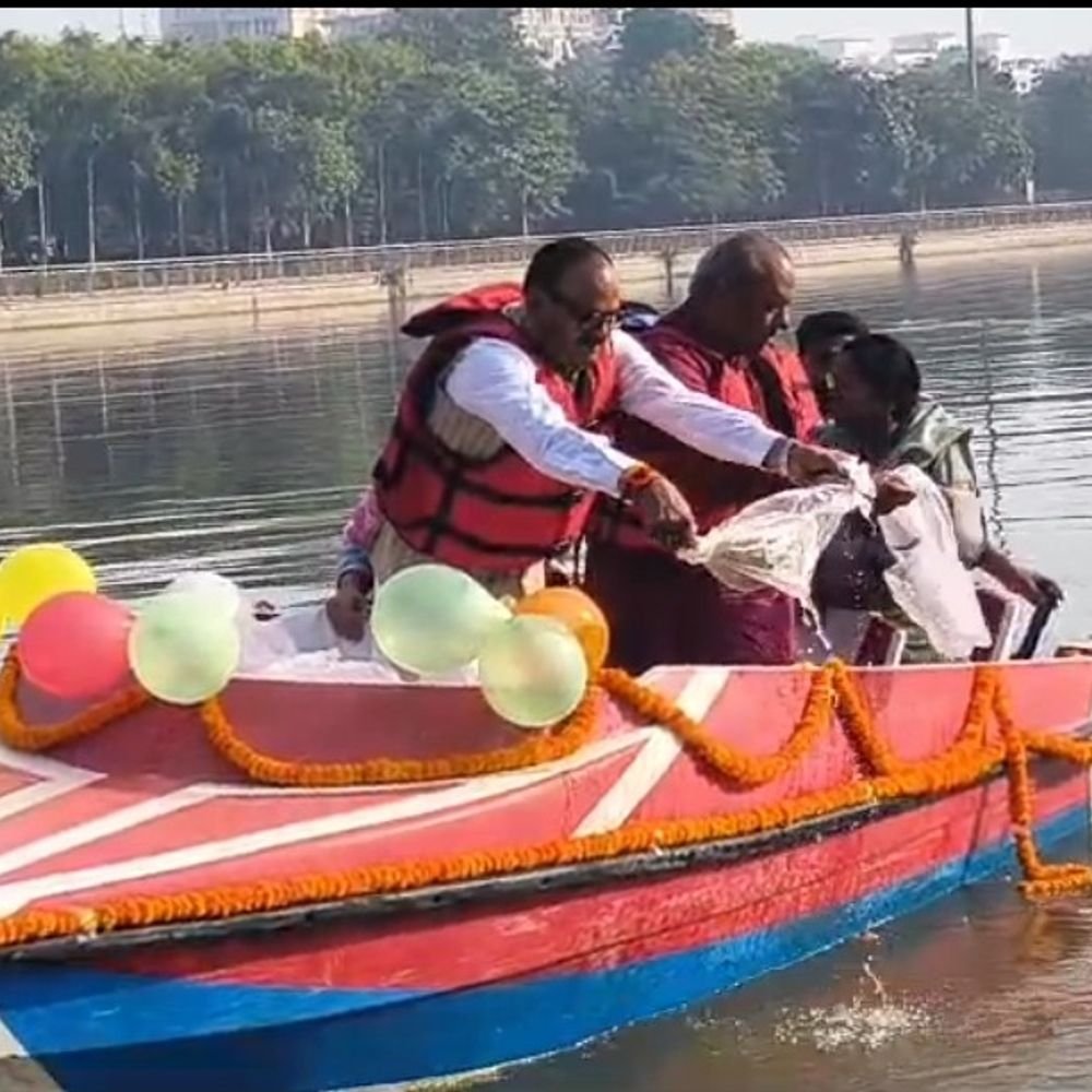 गोमती नदी में छोड़ी गईं एक लाख मछलियां:डिप्टी सीएम ब्रजेश पाठक और मत्स्य मंत्री संजय निषाद रहे मौजूद