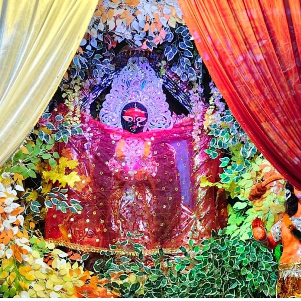 हवा महल की तर्ज पर बना मां दुर्गा का पंडाल:पंडाल के अंदर मां दुर्गा की भव्य मूर्ति स्थापित की गई, दर्शन के लिए पहुंचे श्रद्धालु