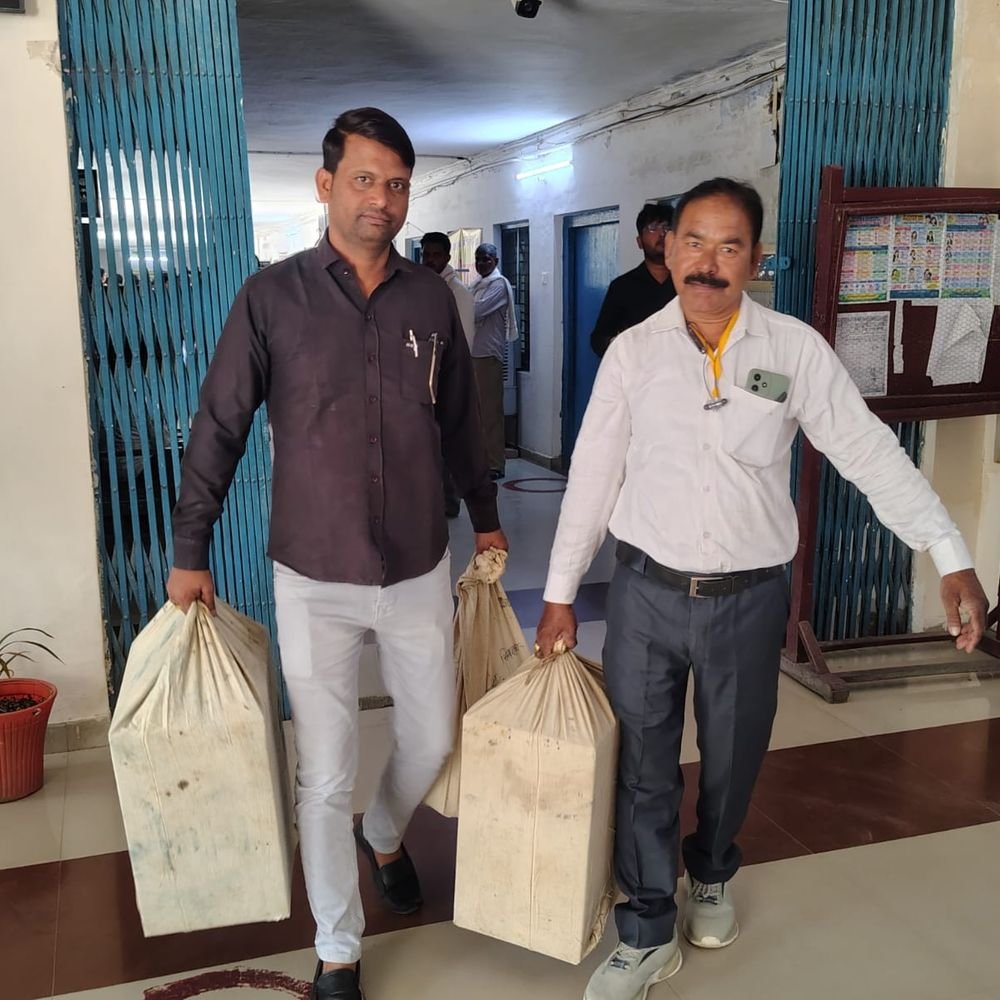 फतेहपुर में 25 पोलिंग पार्टियां रवाना:17,596 स्नातक मतदाता करेंगे मतदान, 15 केंद्रों पर बनाए गए 25 बूथ