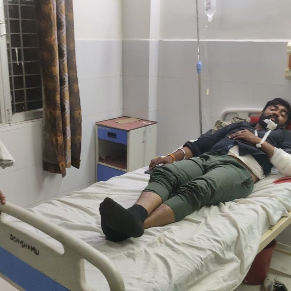 शामली में फाइनेंसर पर जानलेवा हमला:12 युवकों ने धारदार हथियारों से किया लहूलुहान, गंभीर हालत में हायर सेंटर रेफर