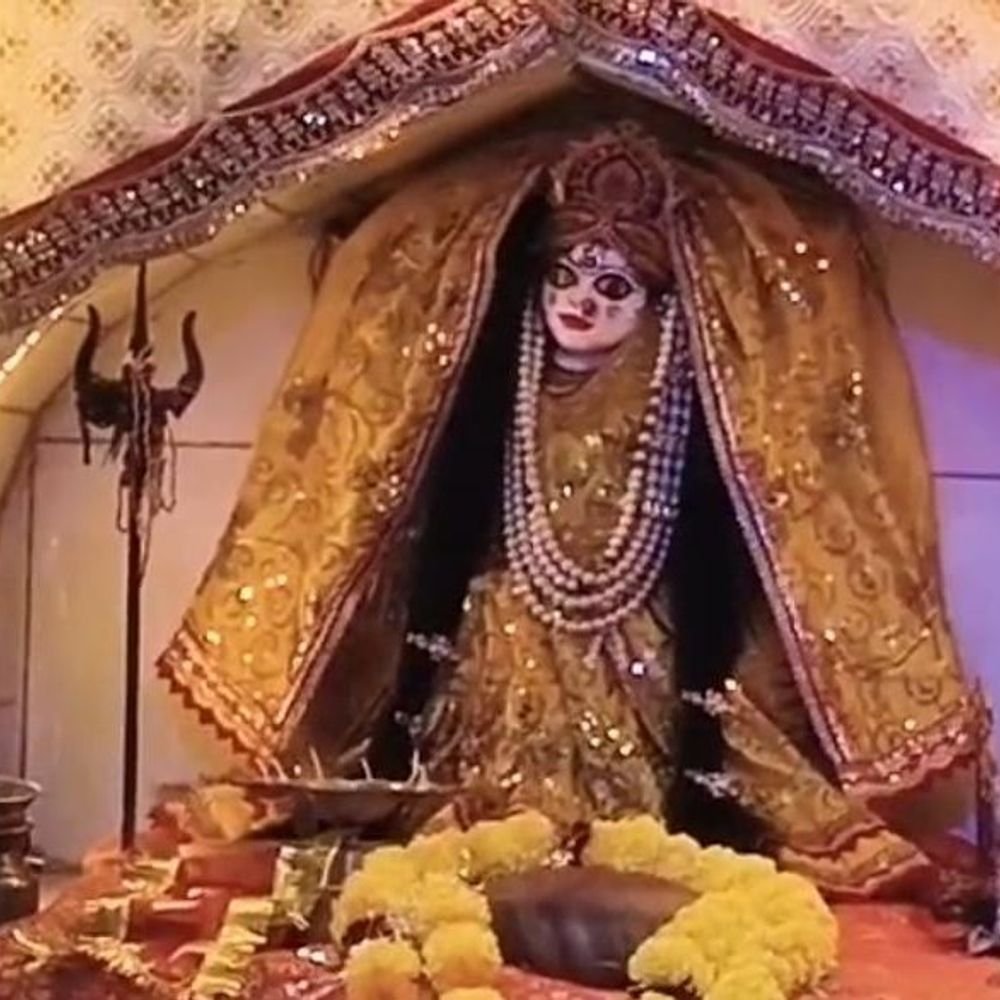 औरैया में नवरात्रि के तीसरे दिन मां चंद्रघंटा की पूजा:घंटे के नाद से असुरों के संहार की मान्यता, भक्तों ने मां से सुख-समृद्धि मांगी