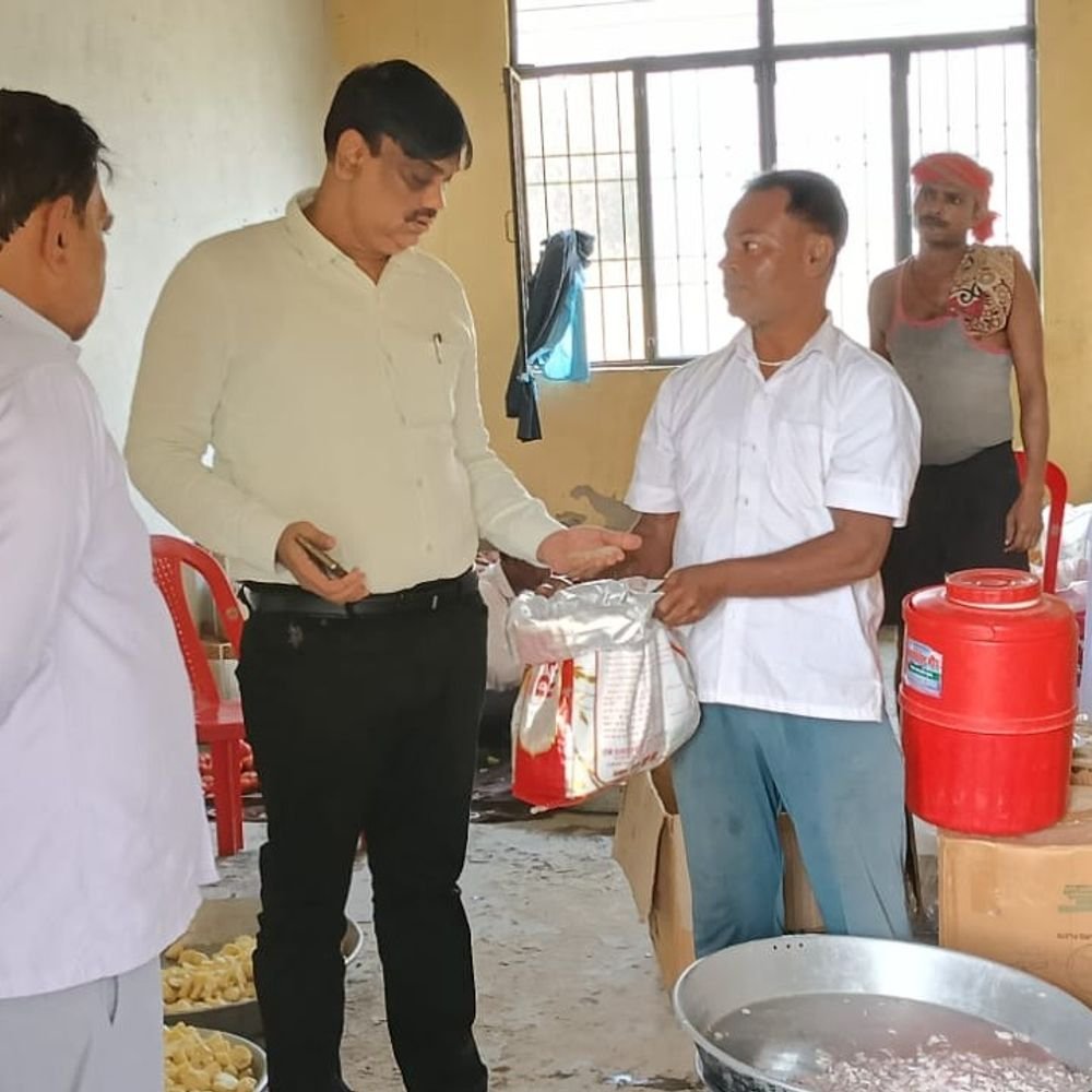 SDM ने जनगणना प्रशिक्षण केंद्र में भोजन की गुणवत्ता परखी:बोरी में रखे आटे की गुणवत्ता भी देखी, बोले लापरवाही बर्दाश्त नही, व्यवस्थाएं दुरुस्त रखने के निर्देश दिए