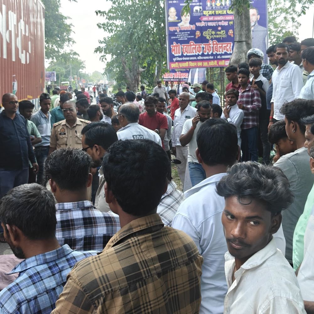 बस्ती में ट्रक के नीचे आने से महिला की मौत:पति गंभीर घायल, रुधौली-डुमरियागंज मार्ग पर ओवरटेक करते समय हादसा