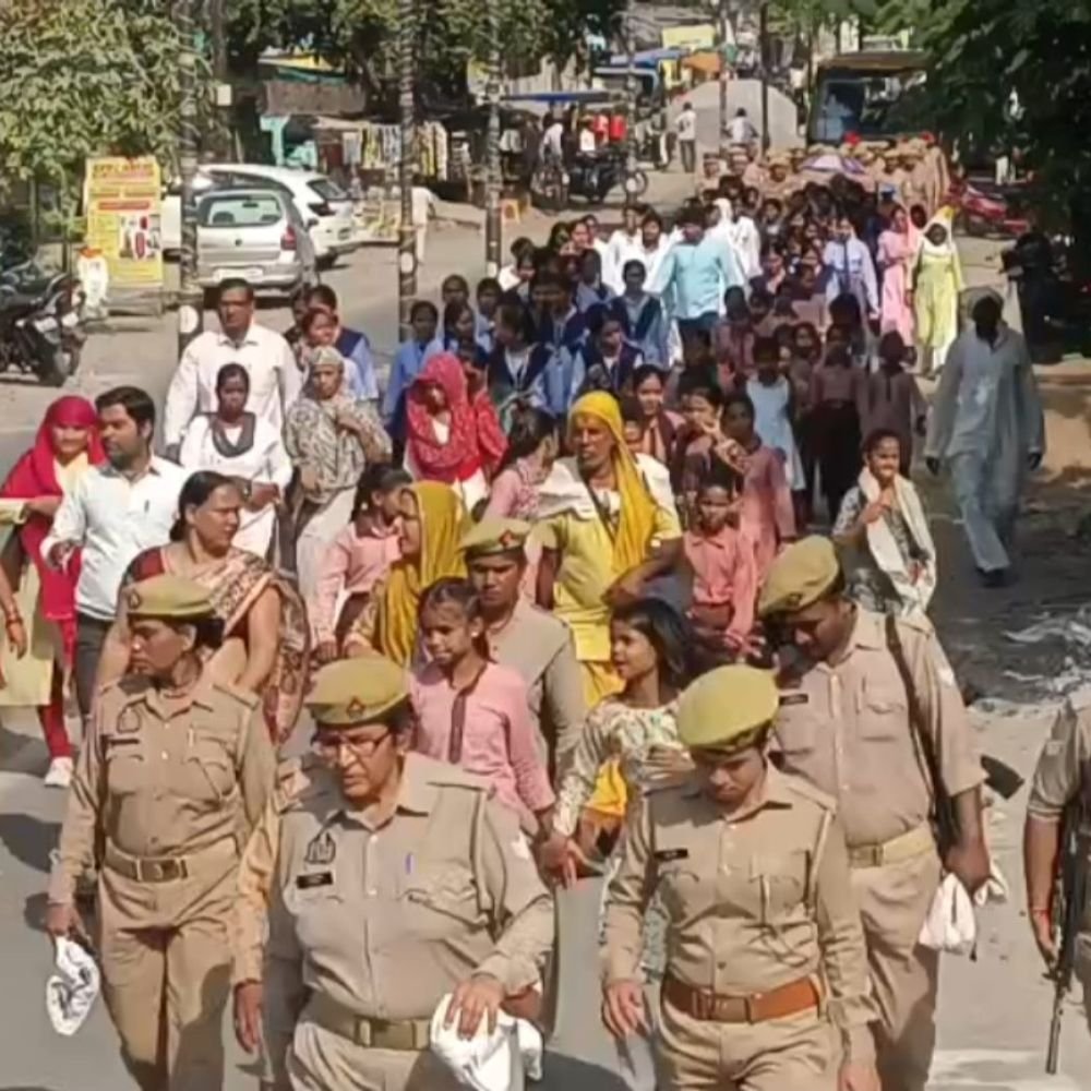 उरई में महिला सशक्तिकरण रैली, सुरक्षा-सम्मान का संदेश:शारदीय नवरात्र पर पुलिस लाइन से एसपी-एएसपी ने दिखाई हरी झंडी