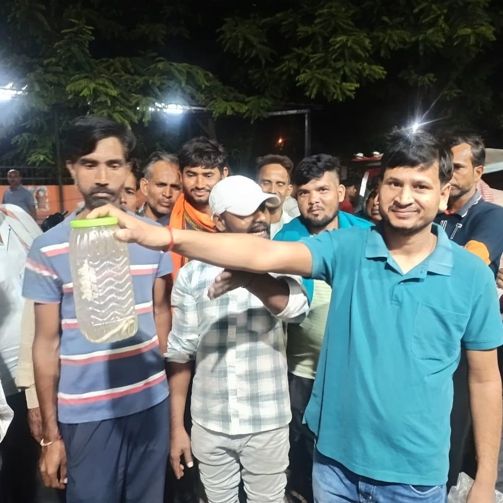 सांप ने डसा युवक, डिब्बे में बंद कर पहुंचा अस्पताल:ट्रामा सेंटर में खलबली मची, गार्ड ने परिजनों को रोका