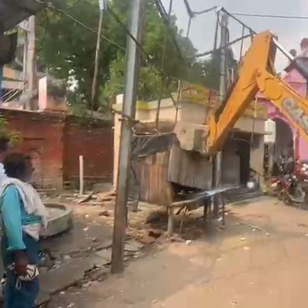 जिला अस्पताल के बाहर पटरी दुकानदारों पर चला बुलडोजर:सीतापुर में डीएम के निर्देश पर अवैध पटरी दुकानदार हटाए, कई दुकानों के चालान भी कटे