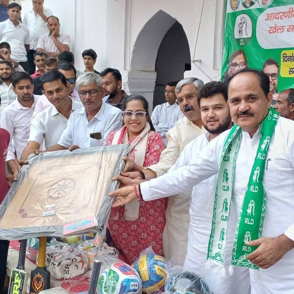 ढडरा में युवाओं को खेल सामग्री:विधायक बोलें- अनुशासन और आत्मविश्वास बढ़ाते हैं खेल, युवाओं से भागीदारी की अपील