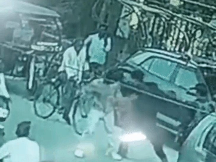 दबंगों ने युवक को लोहे की रॉड से पीटा:रायबरेली में मारपीट का वीडियो वायरल सामने आया