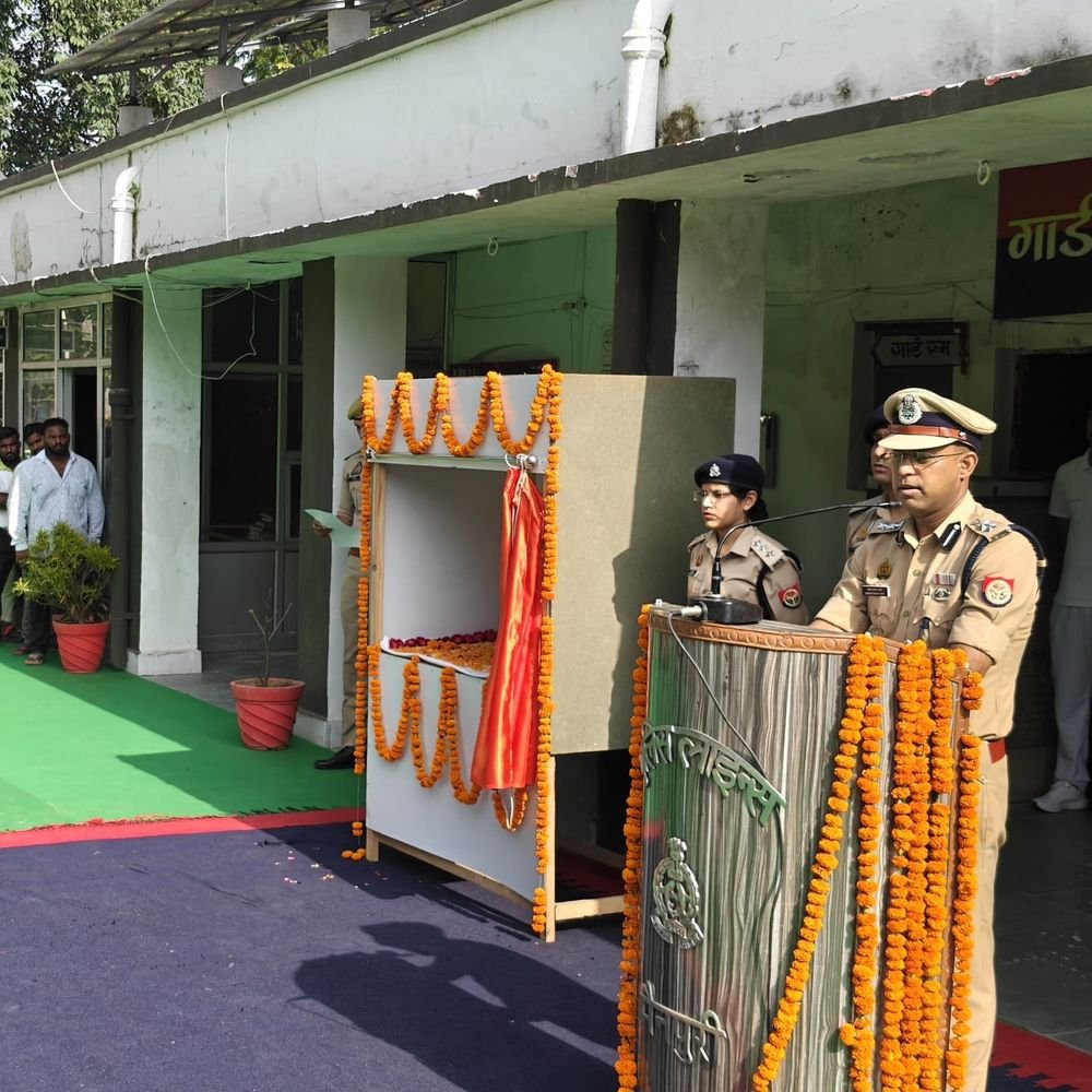 गांधी-शास्त्री जयंती पर पुलिस लाइन में राष्ट्रसेवा का संकल्प:मैनपुरी में एसपी ने कहा- देश की एकता और कानून व्यवस्था सर्वोच्च प्राथमिकता