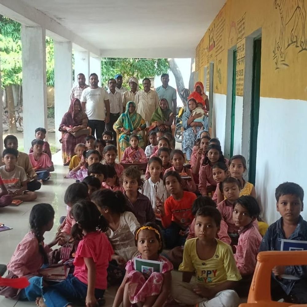 विद्यार्थियों को बांटीं कॉपी-किताबें:रामविलास धनगर बोले- शिक्षा ही बेहतर भविष्य की नींव; शिक्षक सम्मानित