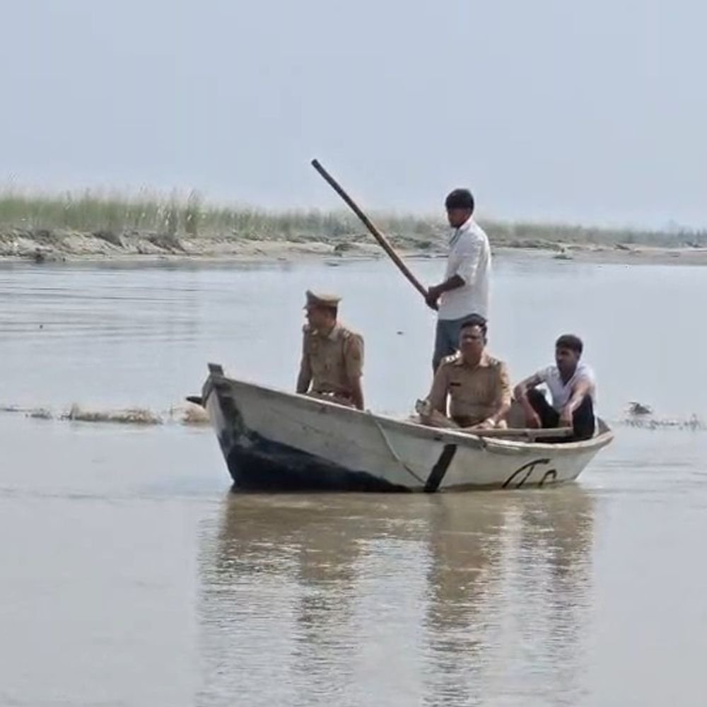 भाई ने छोटे को बचाया, बहन गंगा में डूबी:फर्रुखाबाद में बड़ा भाई रोते हुए बोला- बहन को नहीं बचा पाया, एनडीआरएफ भी कर रही तलाश
