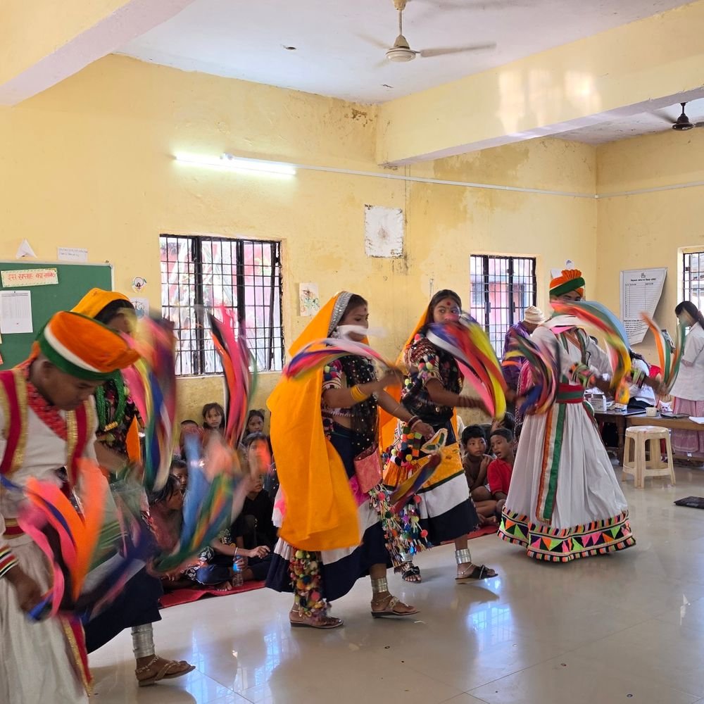 श्रावस्ती में थारू समुदाय की सांस्कृतिक प्रस्तुति:लोक परंपराओं की झलक दिखी, शिविर में 46 मरीजों को मुफ्त दवाएं बांटी गईं