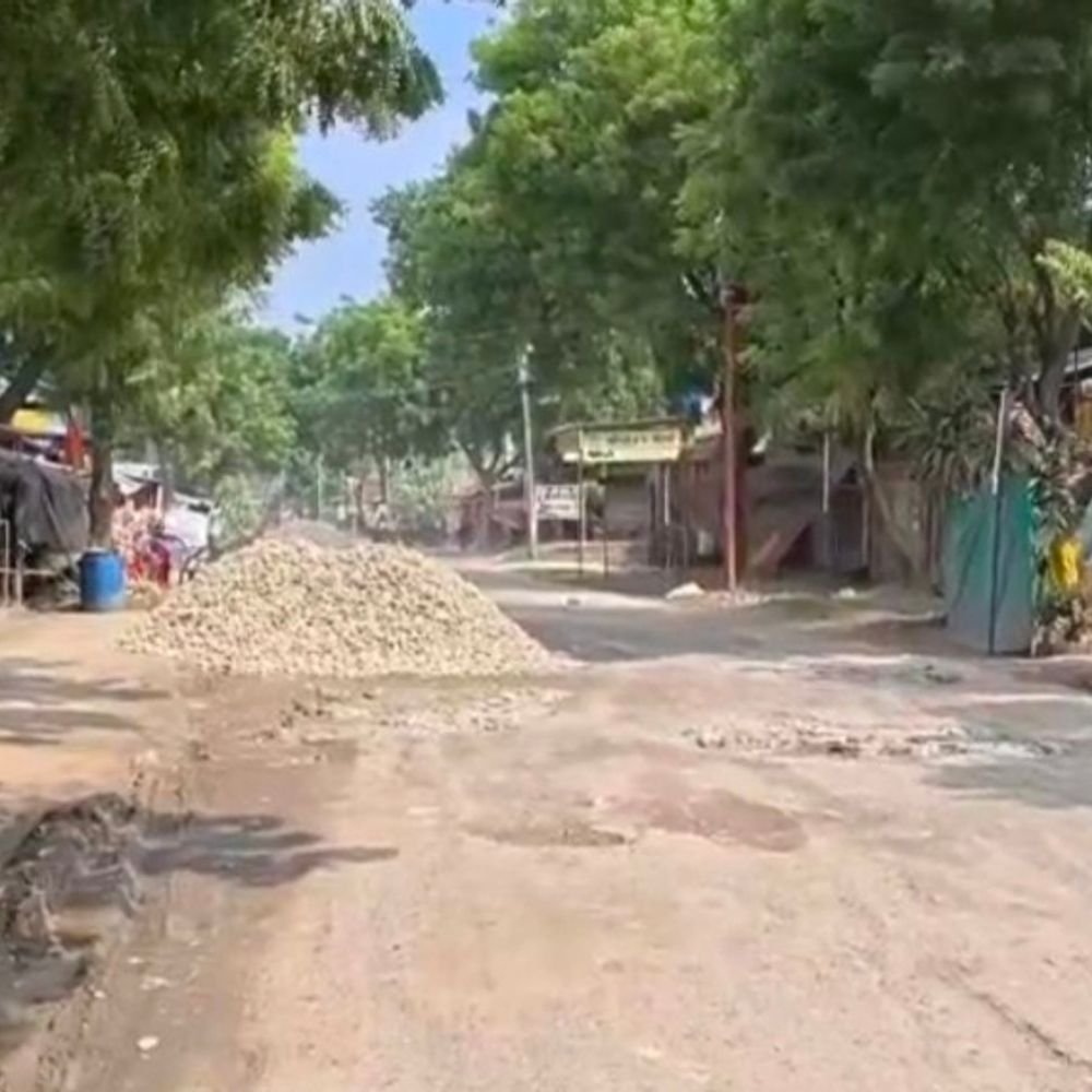 डीएम के निर्देश पर ककवा रोड की मरम्मत शुरू:अमेठी में दुर्गा पूजा से पहले रात 10 बजे डीएम ने किया था निरीक्षण